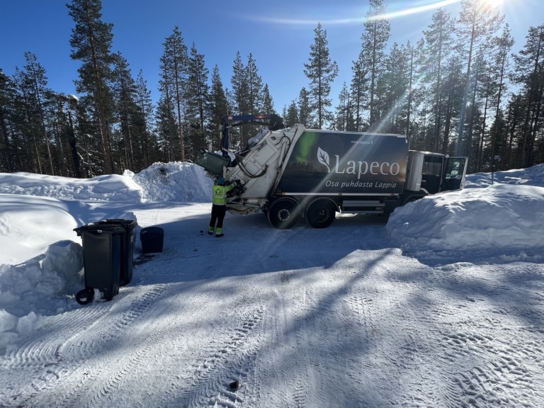 Lapecon keräysauto talvisessa maisemassa.