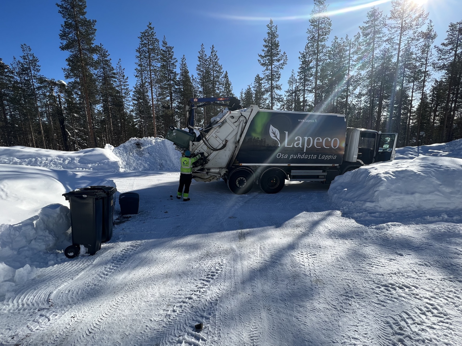 Lapecon keräysauto talvisessa maisemassa.
